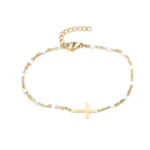 Cross bracelet in gold-plated metal with interlaced white pearls