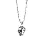 Collier argenté avec pendentif tête de mort et narines coeur